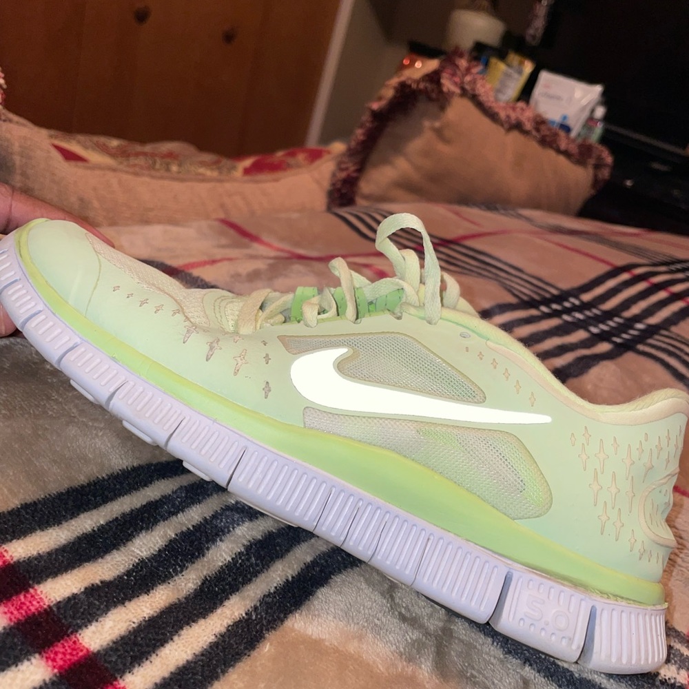Women’s Nike like new shoes green and white size 8.5